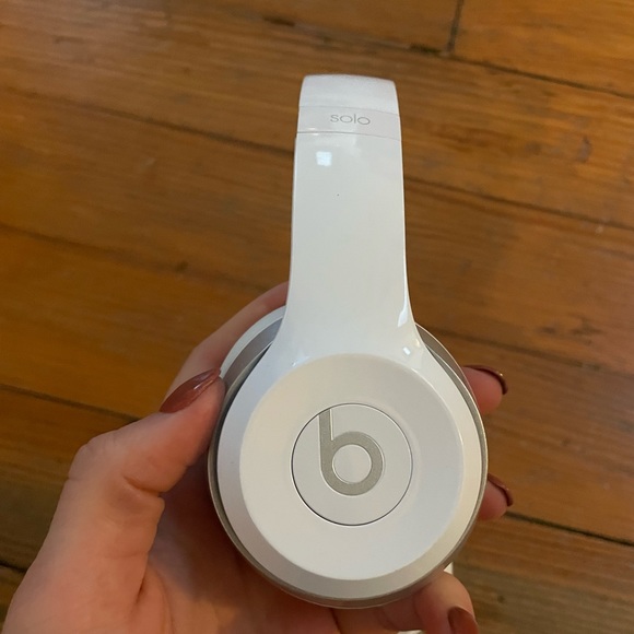 White Beats Solo with case and chord - Picture 2 of 3